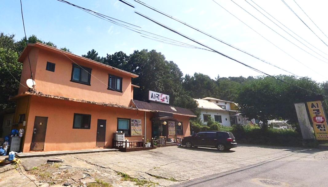 황토색 2층 건물로 된 전현무계획2 대부도 도토리묵밥과 해물파전 맛집 외관과 주차장