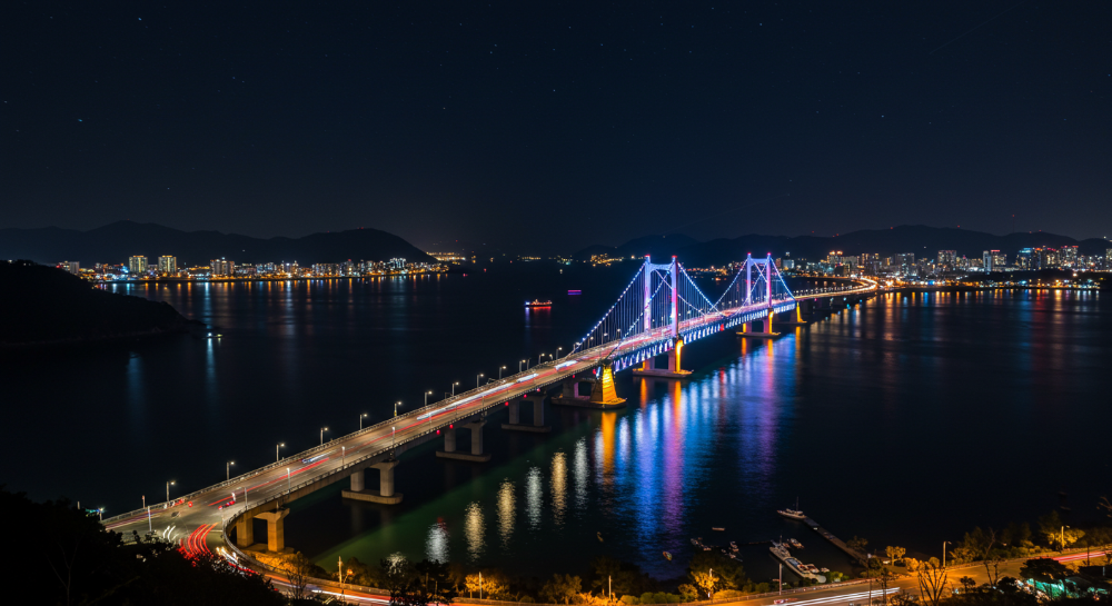 서귀포 새섬 다리의 조명 야경과 도시 불빛