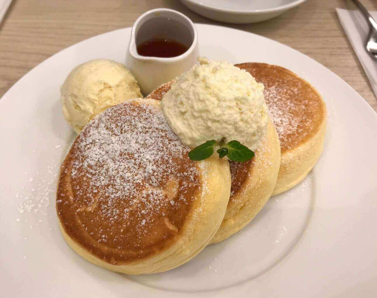 시아와세노 기본 팬케이크에 바닐라 아이스크림을 추가한 메뉴의 실제 사진입니다.