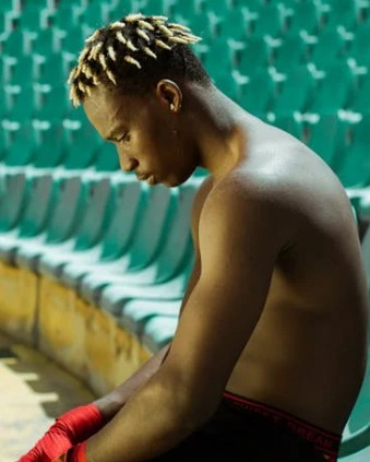 생각하고 있는 운동선수 사진