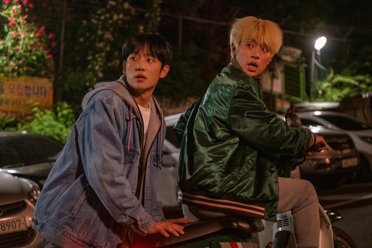 같이 오토바이를 타는 택일과 상필