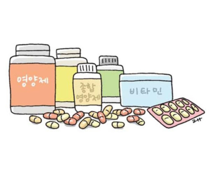 다이어트-모유-유산균-BNR17-제품과-다른-다이어트-보조제가-함께-정리되어-놓여진-책상