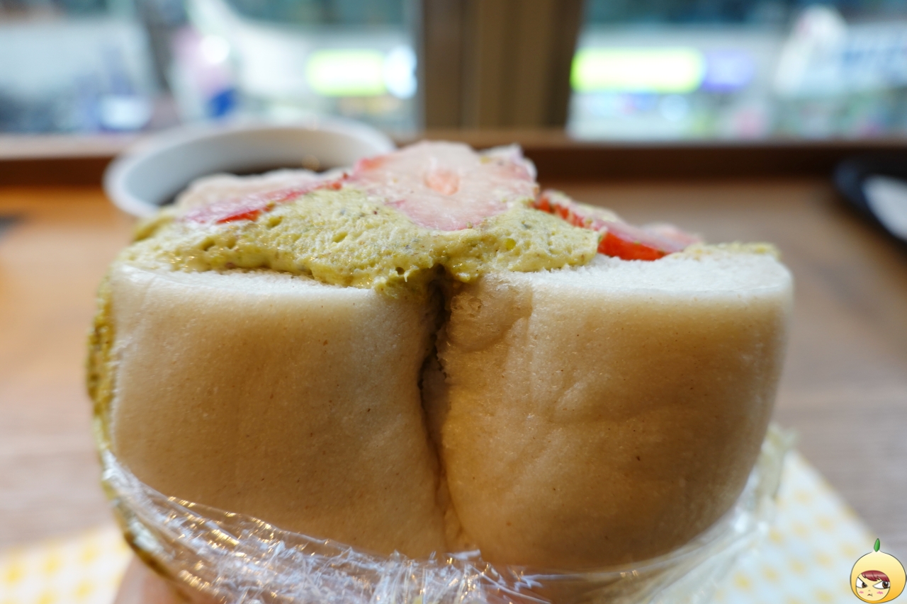 투떰즈업의 피스타치오딸기 샌드베이글 베이글 단면