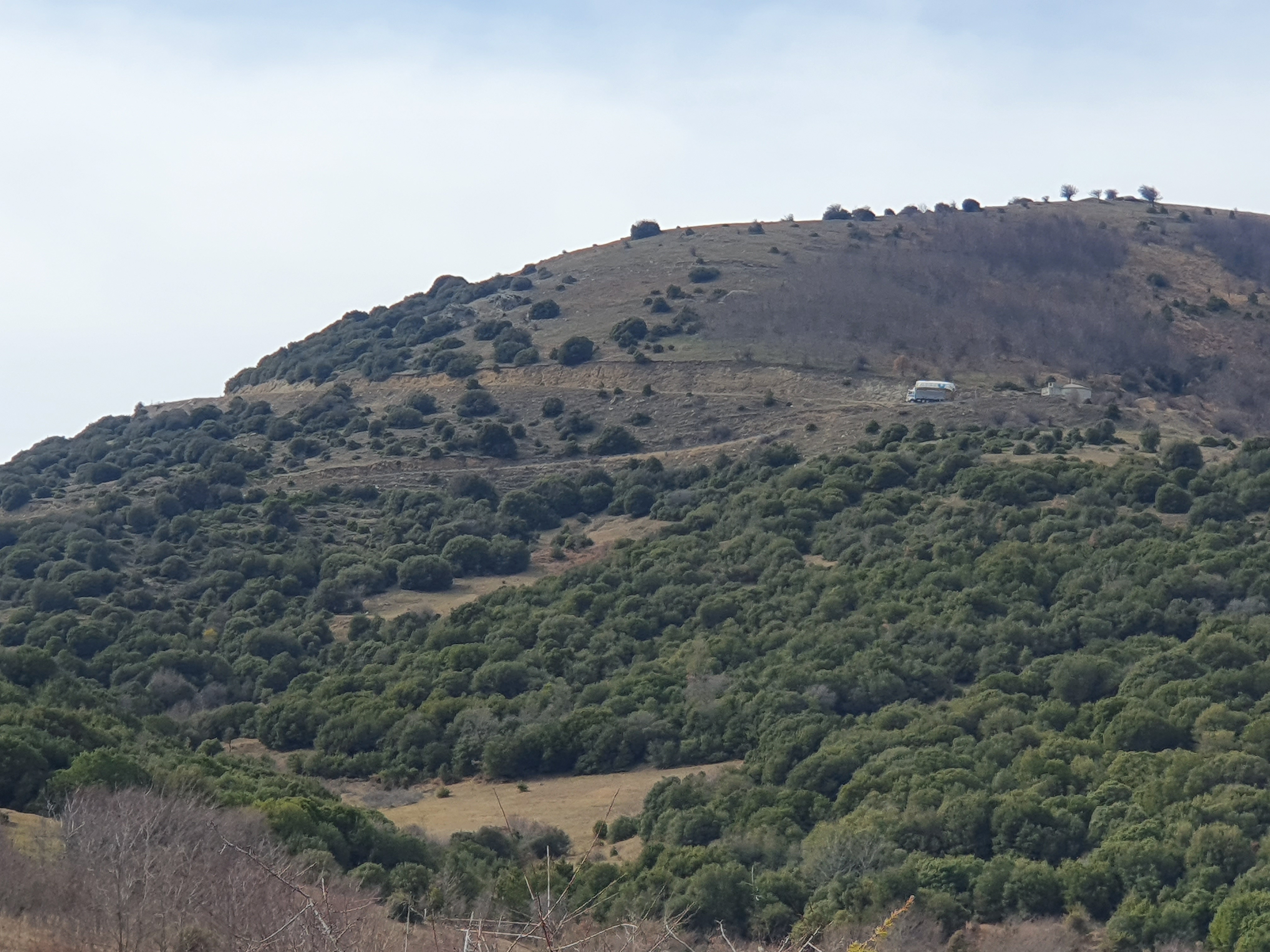 그리스 엘라소나 가는 길 멀리까지 이어진 오르막