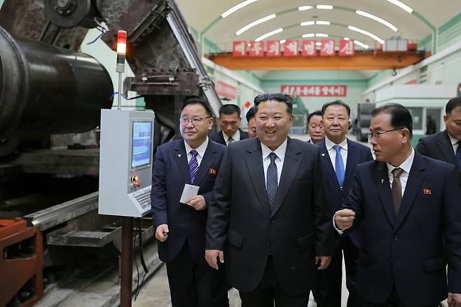 김정은, 군수공장 현대화 추진 미사일 포탄 생산능력 확대