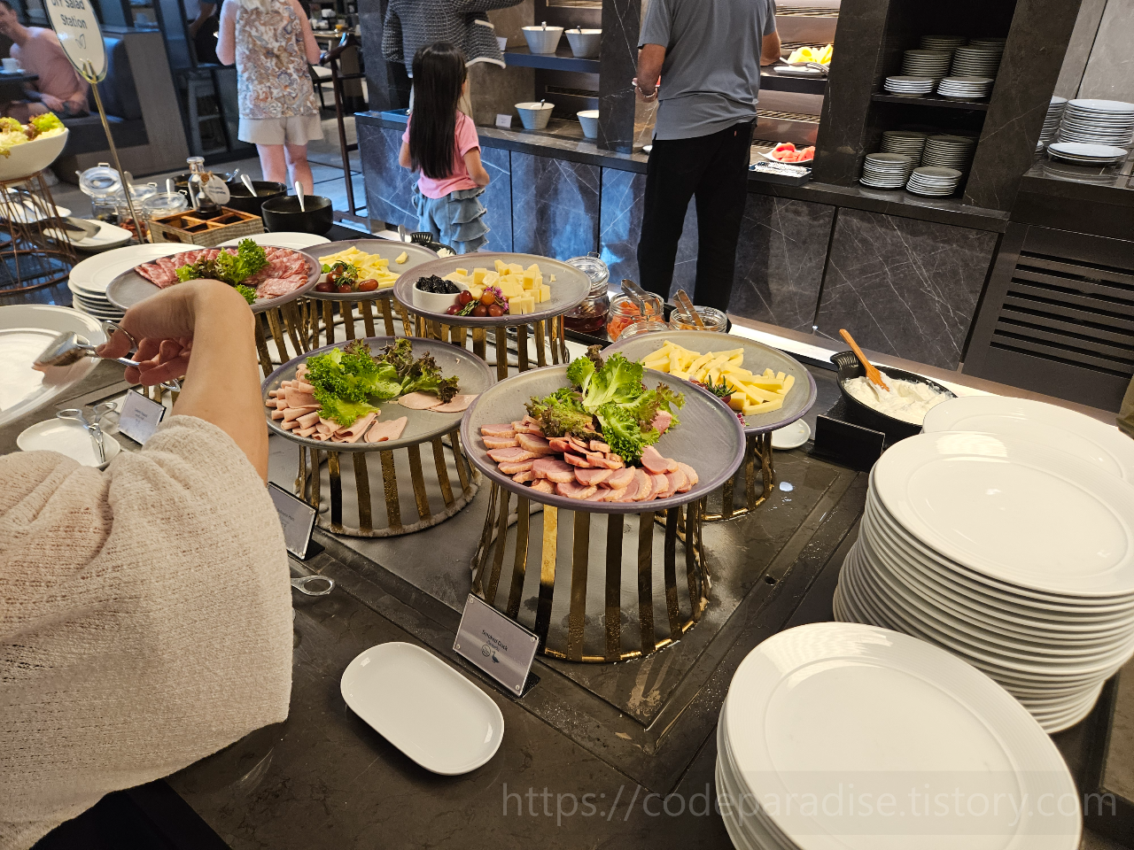 ํธํ
์ฌ์ง