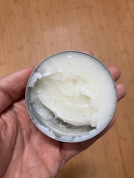 사피르 비즈 왁스 폴리시 내용물 – 뚜껑을 열어 본 밀랍 기반 크림제의 흰색 고체 질감