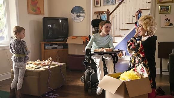 Out of My Mind 영화에서 멜로디가 집에서 가족들과 즐겁게 소통하는 장면