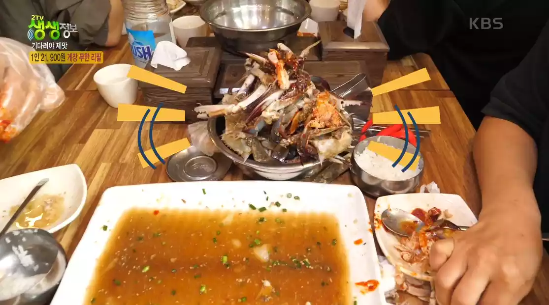 게 껍대기 가득찬 테이블