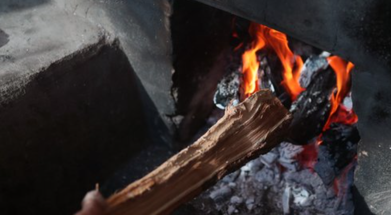 아궁이-장작-불짚이는-모습