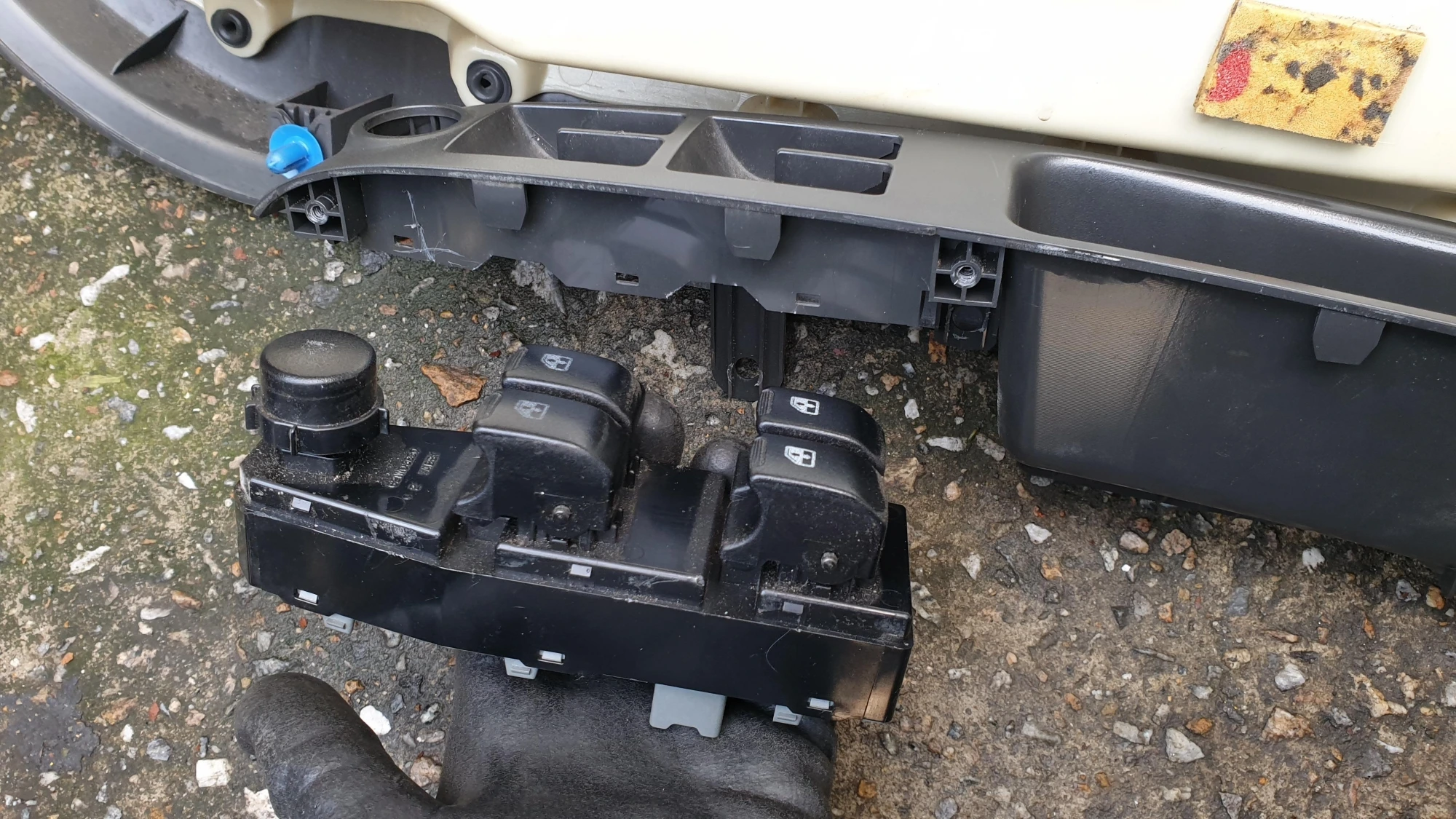 스파크 파워윈도 버튼 본체 분리 모습