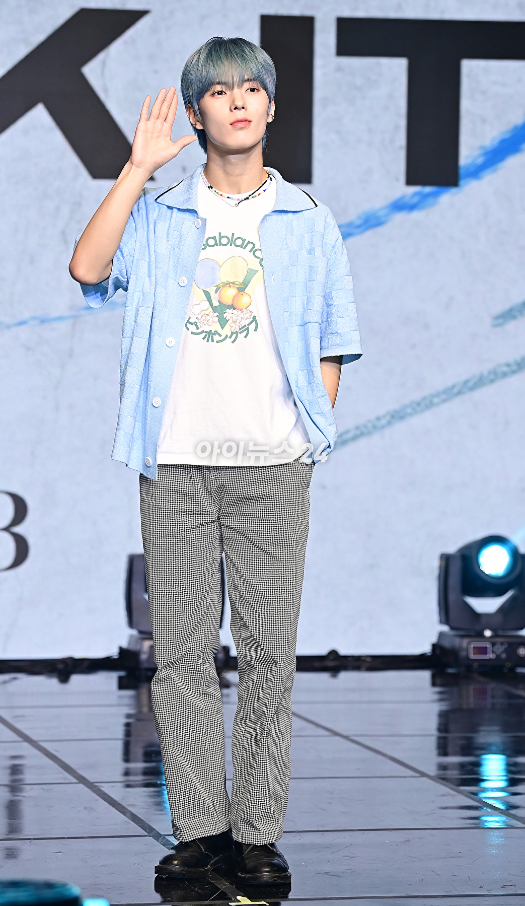 그룹 휘브 이정이 14일 오후 서울 강남구 일지아트홀에서 열린 두 번째 싱글 앨범 'ETERNAL YOUTH : KICK IT' 발매기념 쇼케이스에서 포토타임을 갖고 있다. [사진=곽영래 기자]