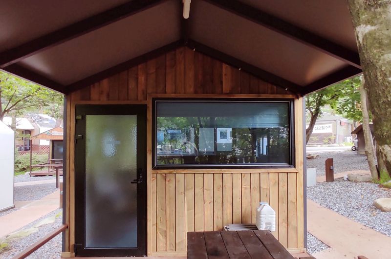 풀옴션구성 야외대크와 화롯대 안쪽으로 방이 있음