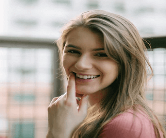 앞니 브릿지 미소 사진