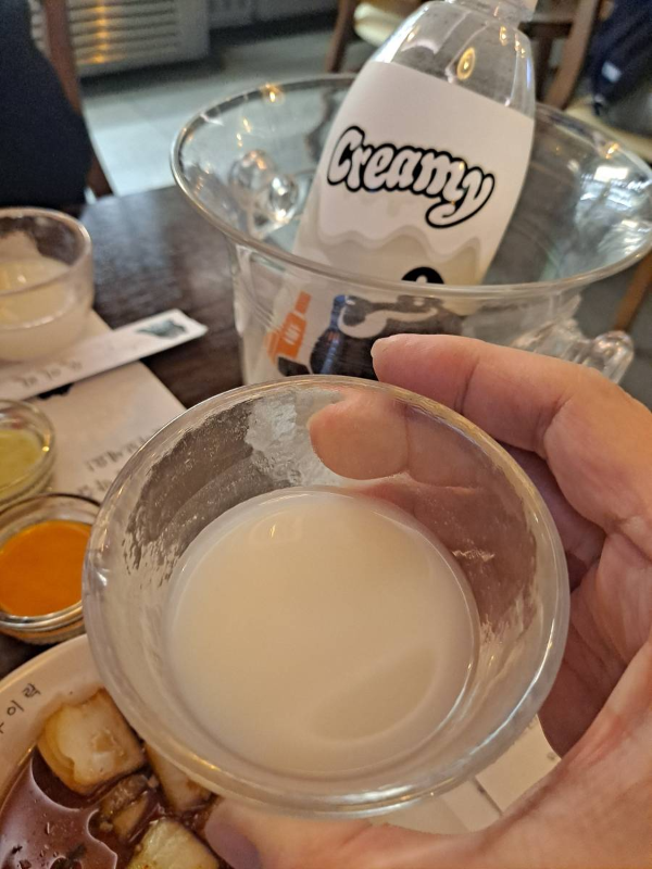 우이락 막걸리 빛깔