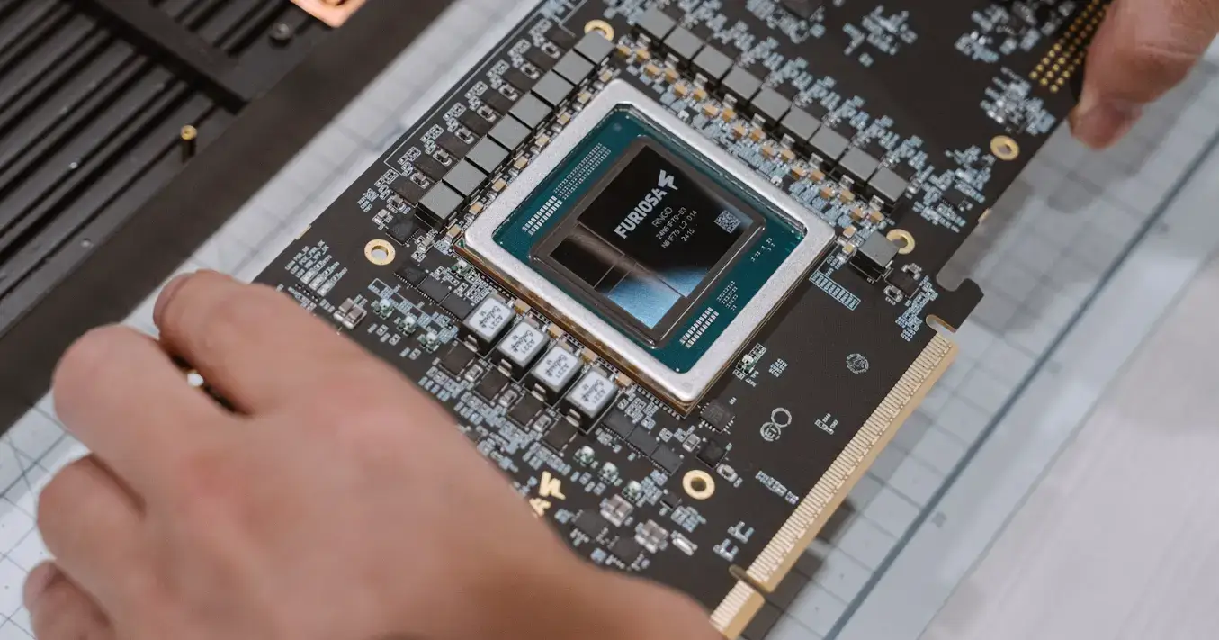 퓨리오사AI Renegade 칩 실물 이미지 – NPU 기반 AI 반도체 보드, 고성능 AI 연산용 PCIe 카드