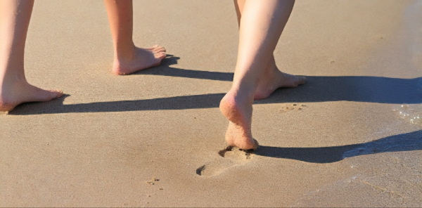 바닷가 맨발걷기, 어싱