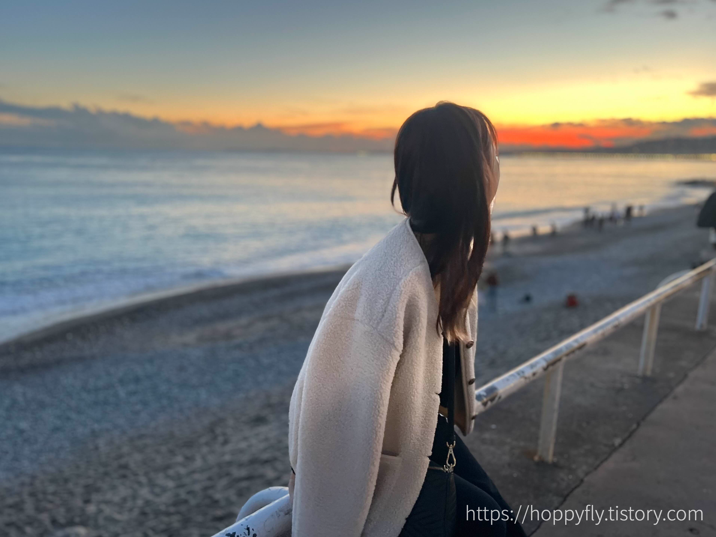 옆에 있던 커플이 사진을 찍어줬다