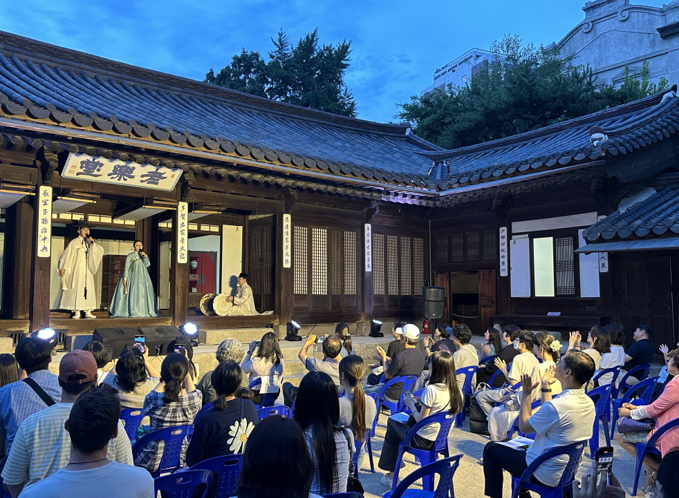 서울 야경 속 문화 프로그램 즐기는 사람들