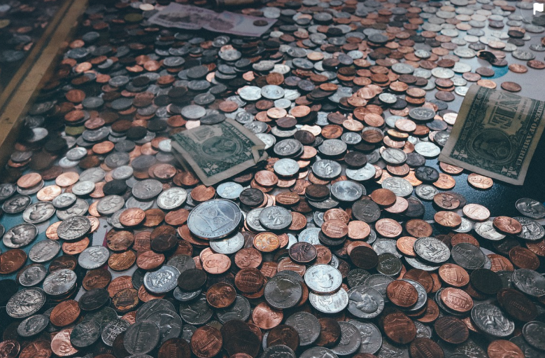 유럽의 기부를 보여주는 다양한 화폐