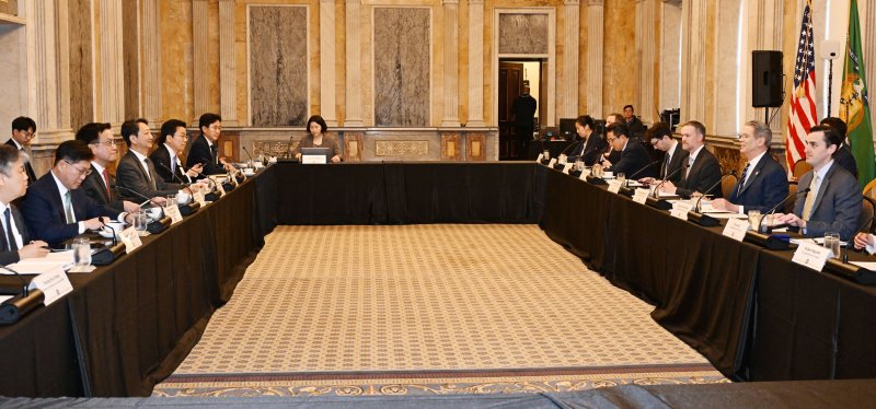 최상목 경제부총리 겸 기획재정부 장관과 안덕근 산업통상자원부 장관이 24일(현지시간) 미국 워성턴D.C. 재무부에서 열린 '한-미 2+2 통상협의(Trade Consultation)'에서 스콧 베센트 미국재무장관, 제이미슨 그리어 미국무역대표부(USTR) 대표와 회의를 하고 있다.