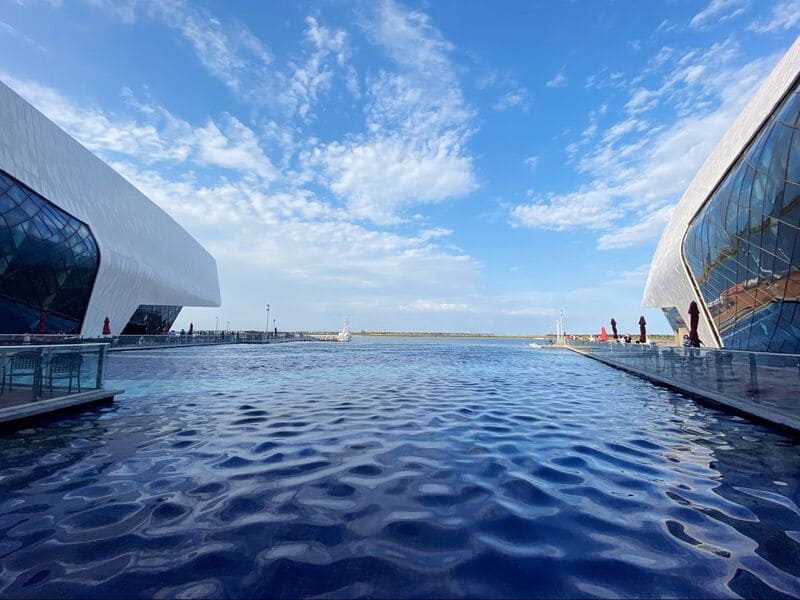 텐진 해양박물관 앞 넓은 수면과 푸른 하늘이 맞닿은 경관