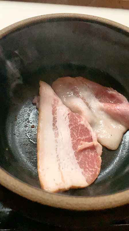 돌솥에 베이컨 굽기