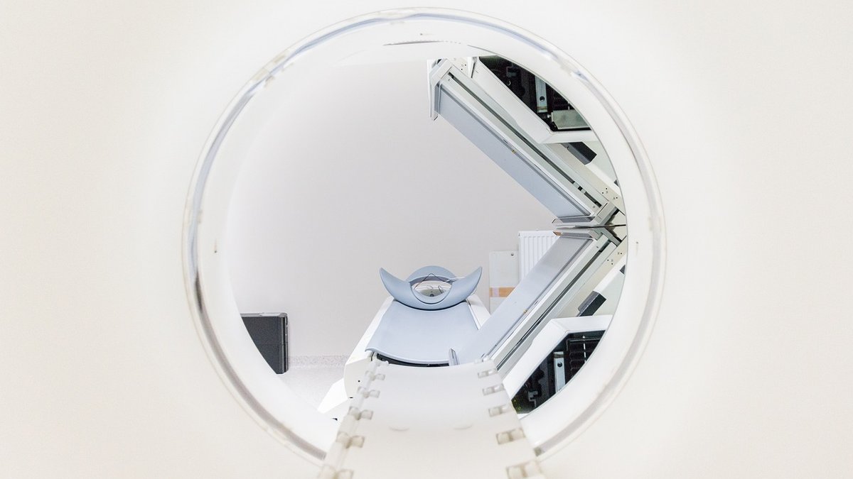 MRI 영상을 확인하는 의료진