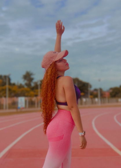 레깅스를 입고 운동하는 여성