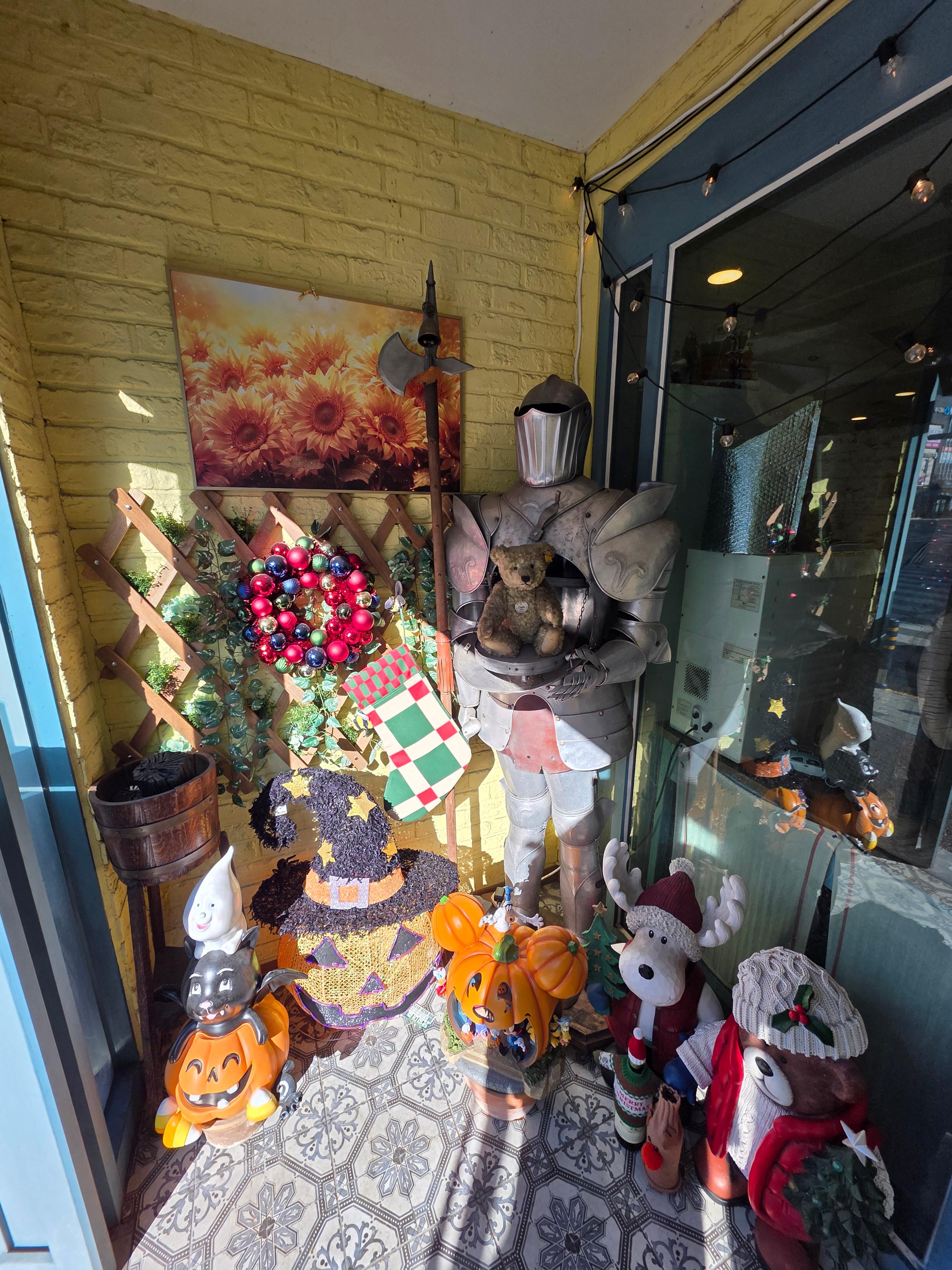 김해 진영 금돼지 왕돈까스 크리스마스 풍 입구