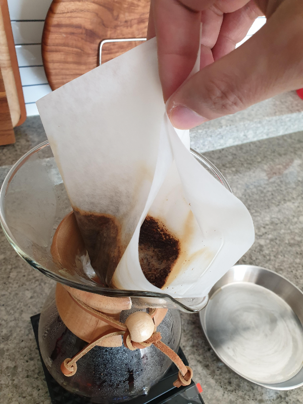 필터 양 끝을 잡고 제거하는 모습