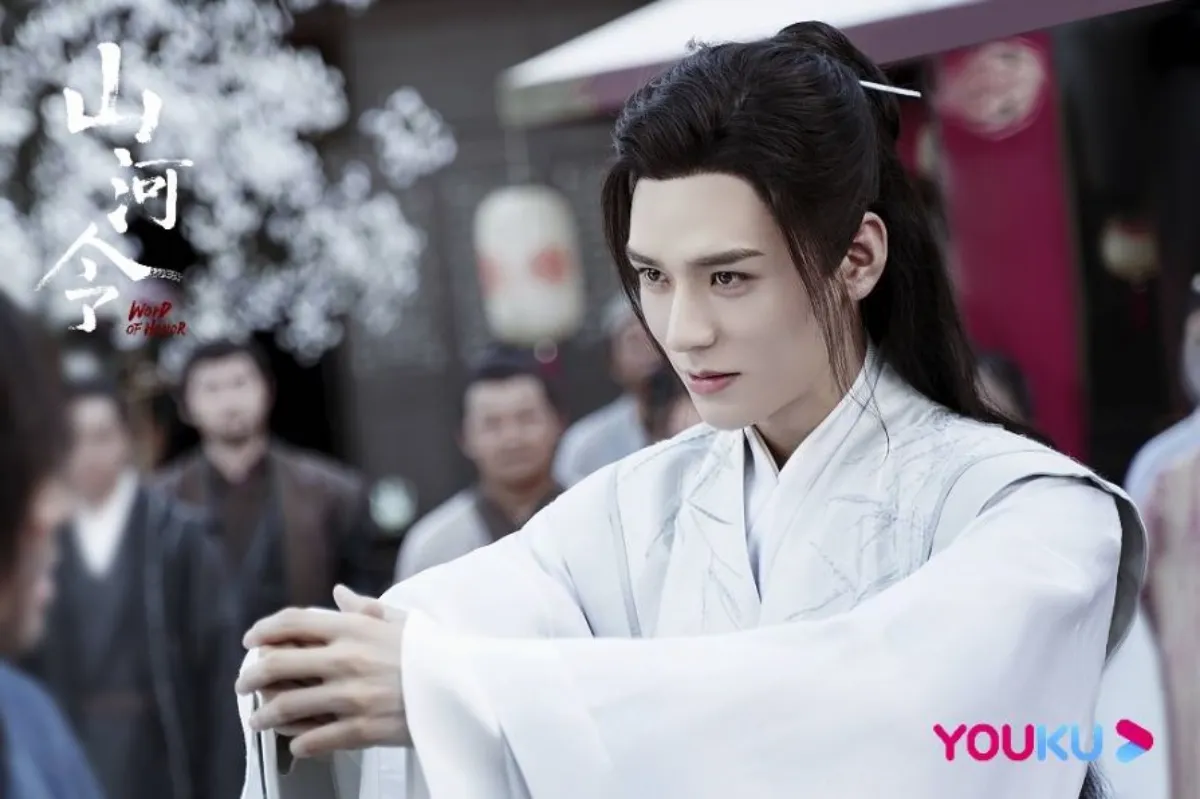 하얀옷-입고-두손모아-인사하는-온객행