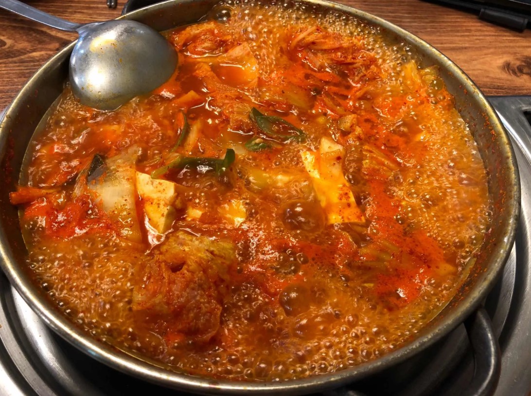 묵은지로 끓여 시원하고 개운한 맛의 김치찌개(돼지고기가 많이 들어 돼지찌개라고 불림)