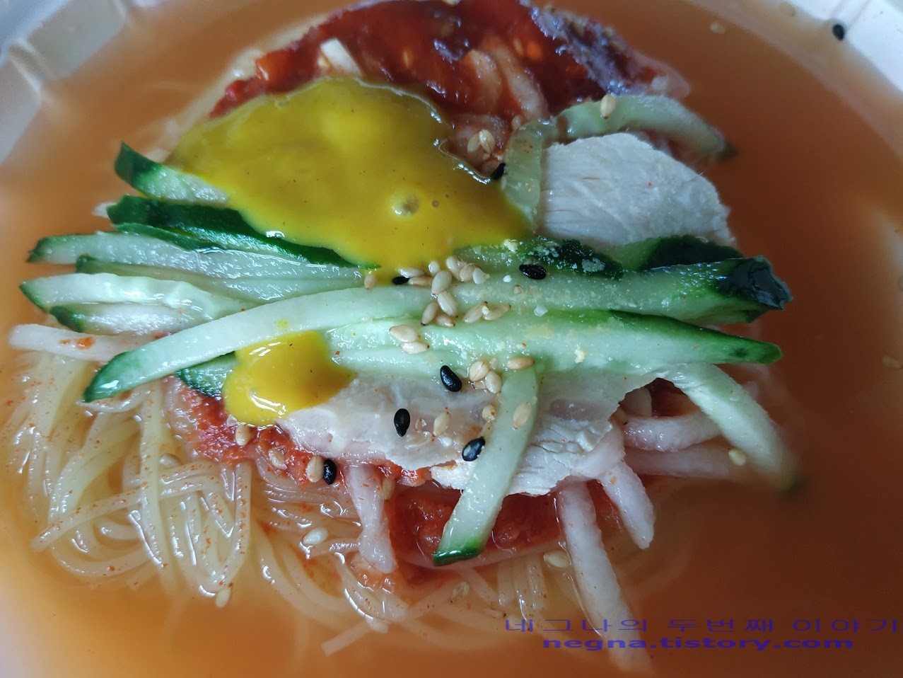 겨자를 뿌린 밀면.