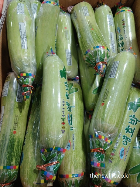 마트 상자에 담긴 포장 애호박-애호박 효능을 높이는 섭취 방법과 관련된 실물 사진 (3)