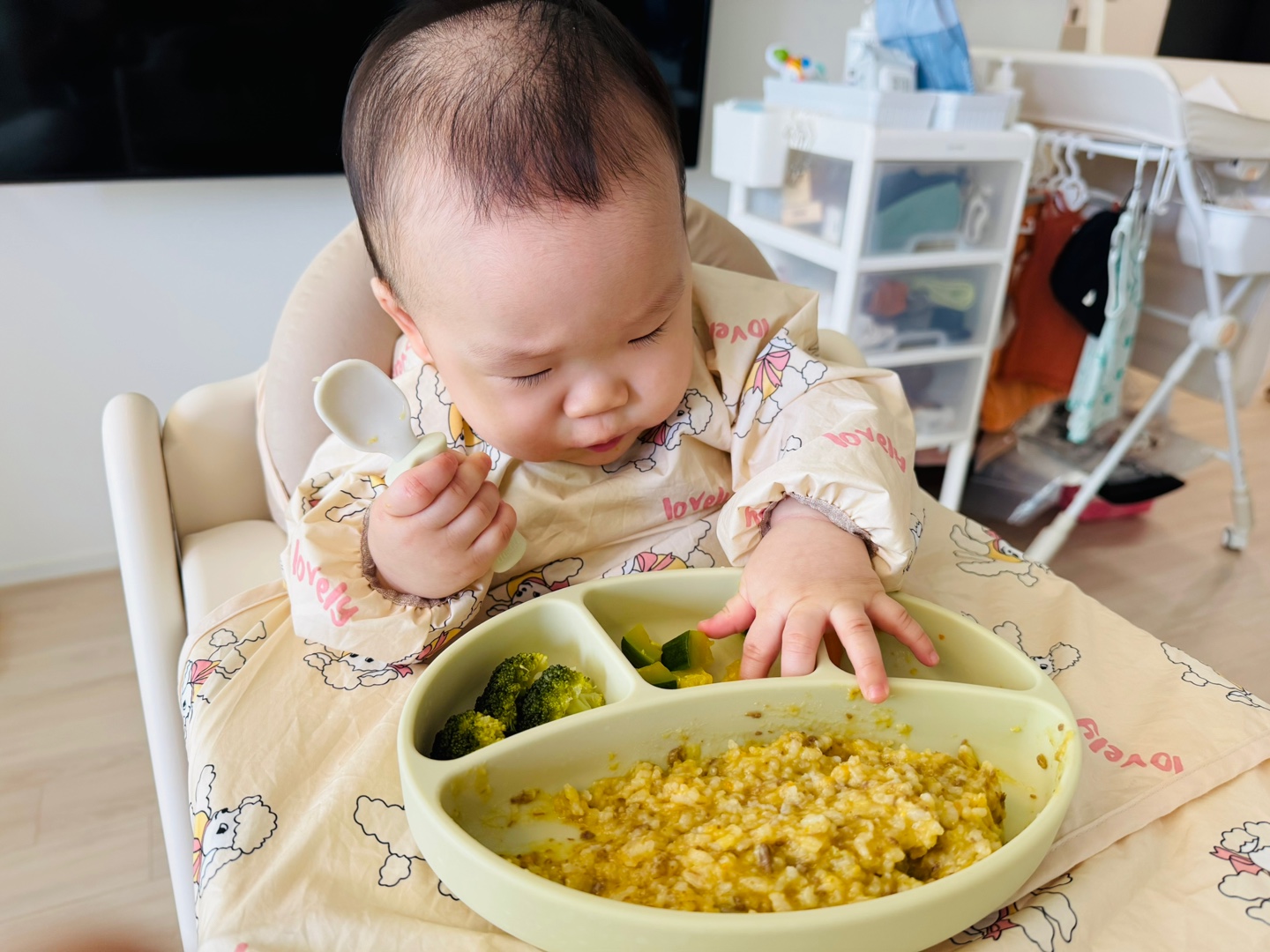 애호박을 먹으려고 집는 모습을 보이는 9개월 아기 찬솔이의 점심시간