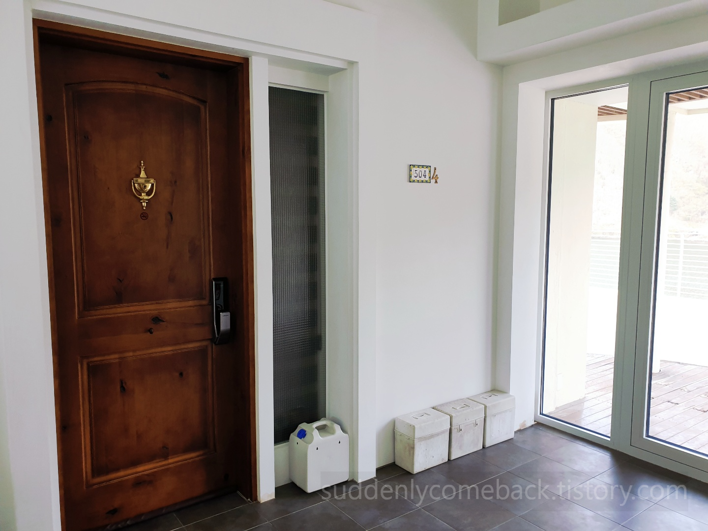 테라스-주니어-스위트룸-출입문