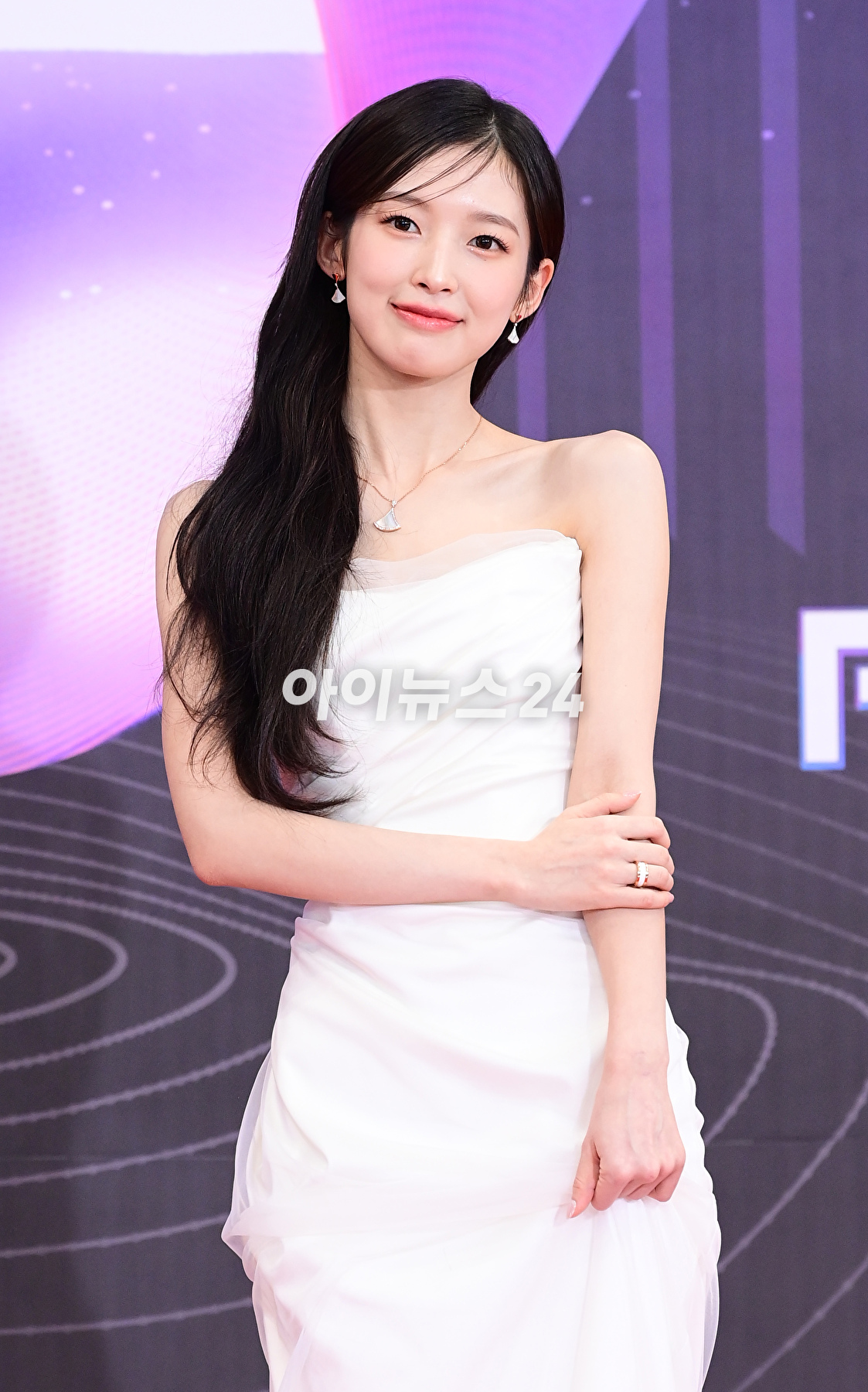 그룹 오마이걸 아린이 15일 오후 서울 여의도 KBS홀에서 열린 '2023 뮤직뱅크 글로벌 페스티벌' 레드카펫 포토월 행사에 참석하고 있다. [사진=정소희 기자]