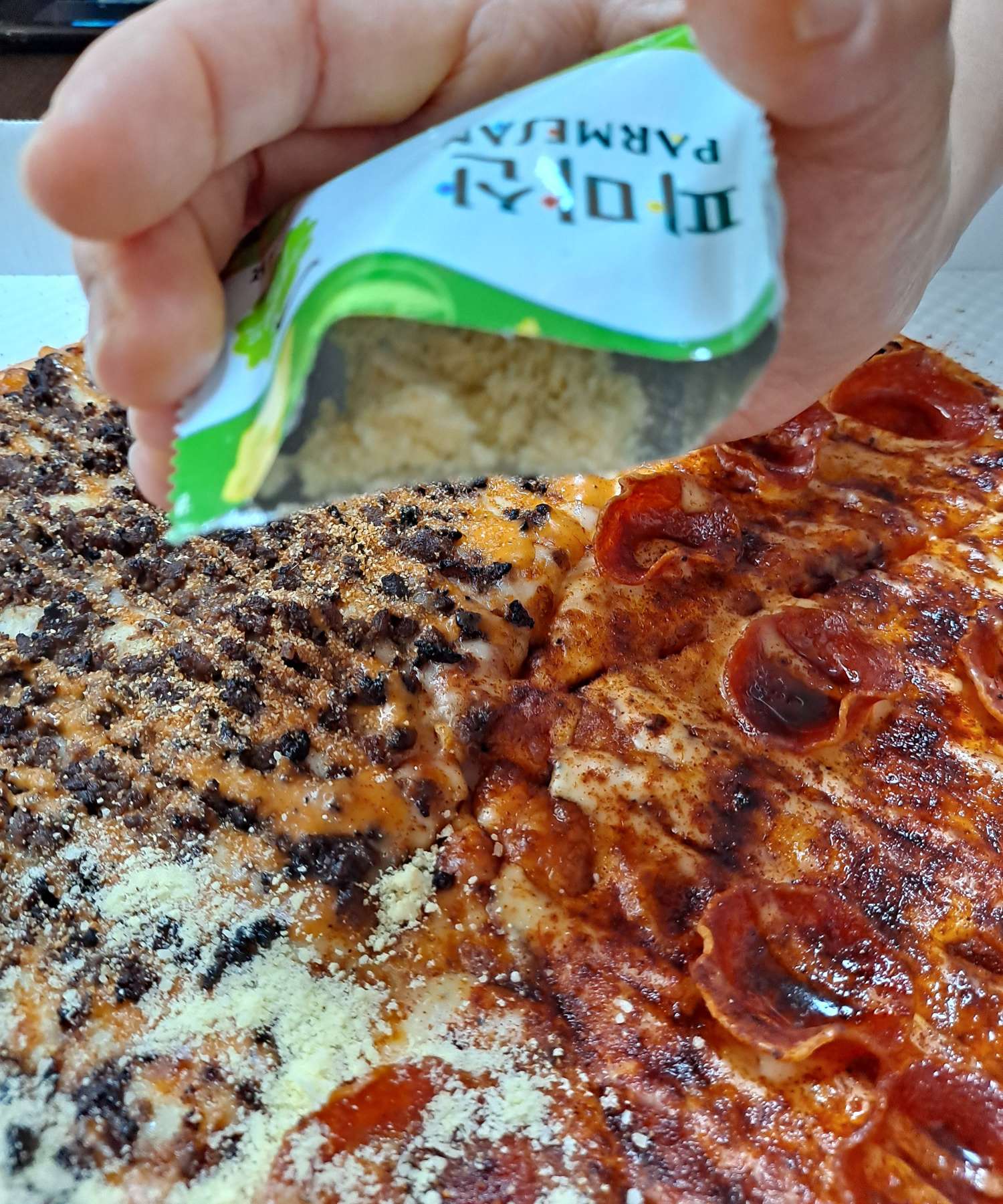 피자에 파마산을 뿌리다