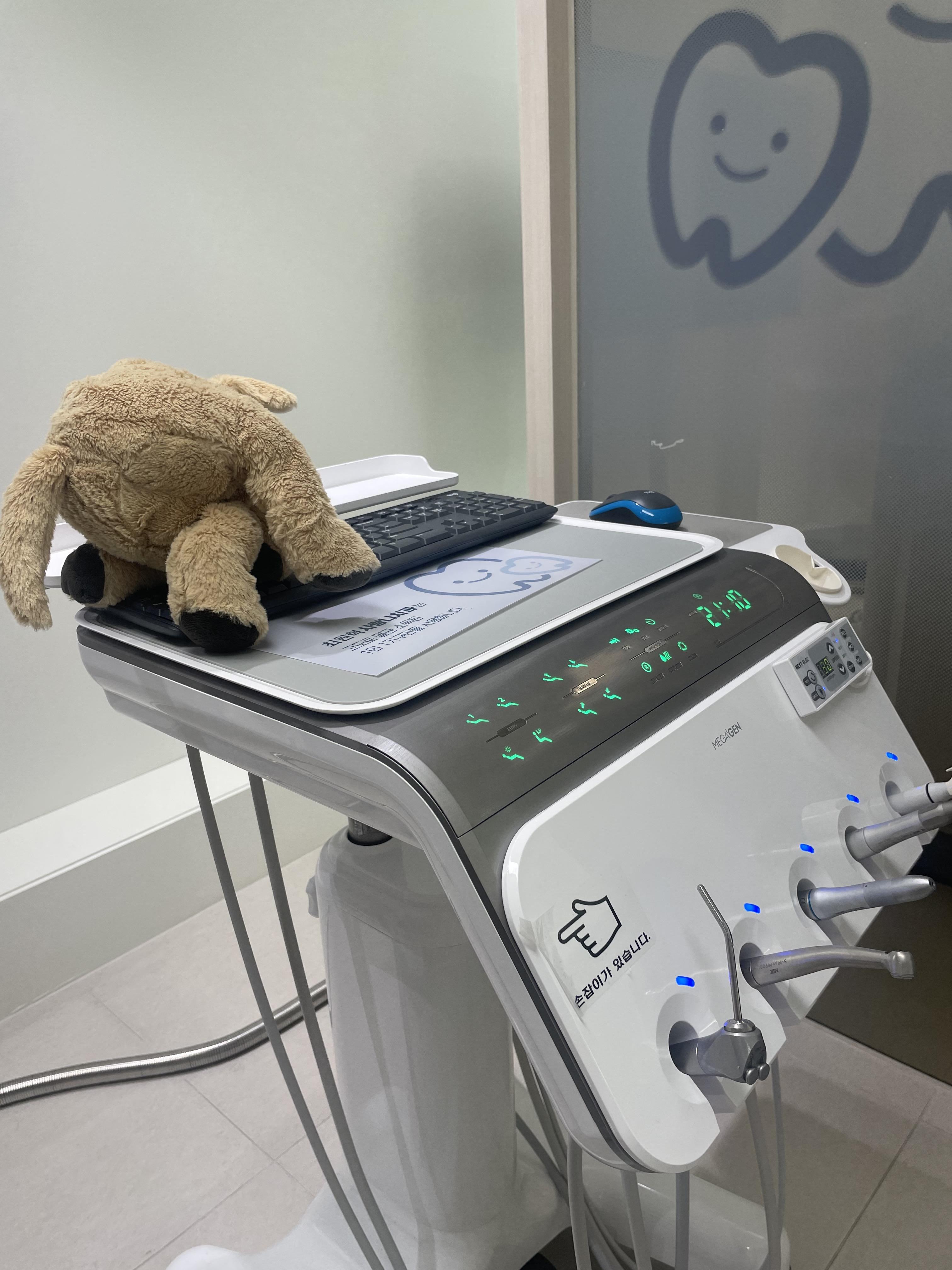 진료중 아프면 인형을 꼭 잡으세요.