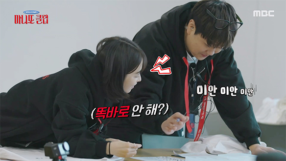티셔츠를 준비하며 대화하는 박보영과 윤남노