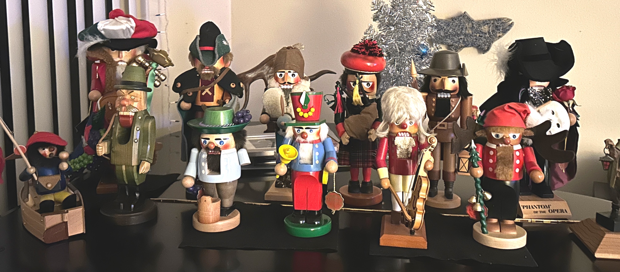 우리집 크리스마스 장식 단골 손님, 스타인바흐 넛크래거에요. 이제는 10개도 훌쩍 넘었어요.