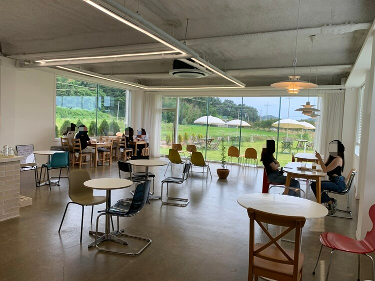 앵무 카페 오른편 자리 공간