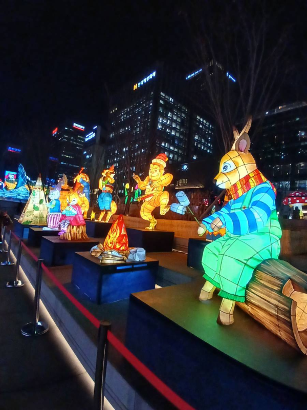 광화문 지하도 부근 조형물