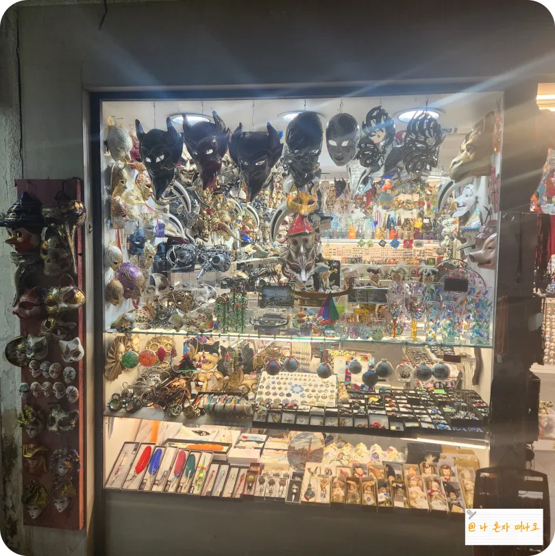 진열된-카니발-축제-가면들