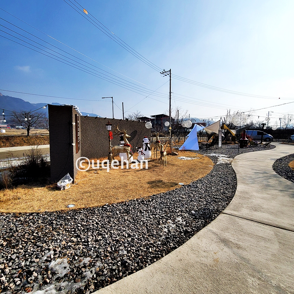 양주 백석 MOSSY CAFE 모씨 카페 외부에 눈사람 모형이 설치되어 있다.