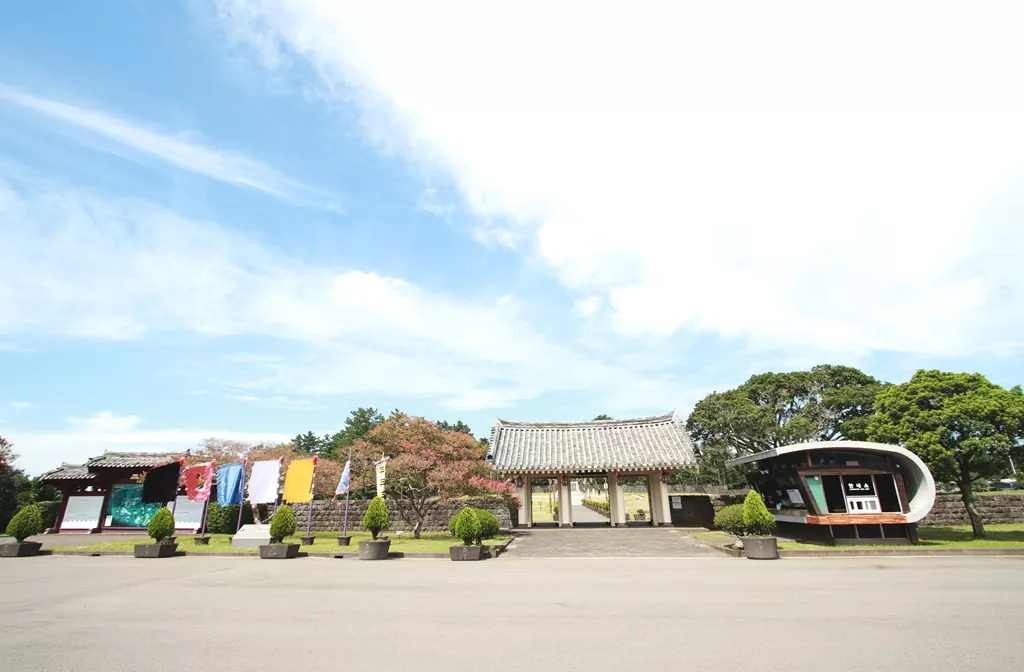 주 올레길 16코스 항파두리 항몽유적지의 가을 코스모스 밭과 붉게 물든 전경. 역사적인 의미가 담긴 서부 코스의 모습.