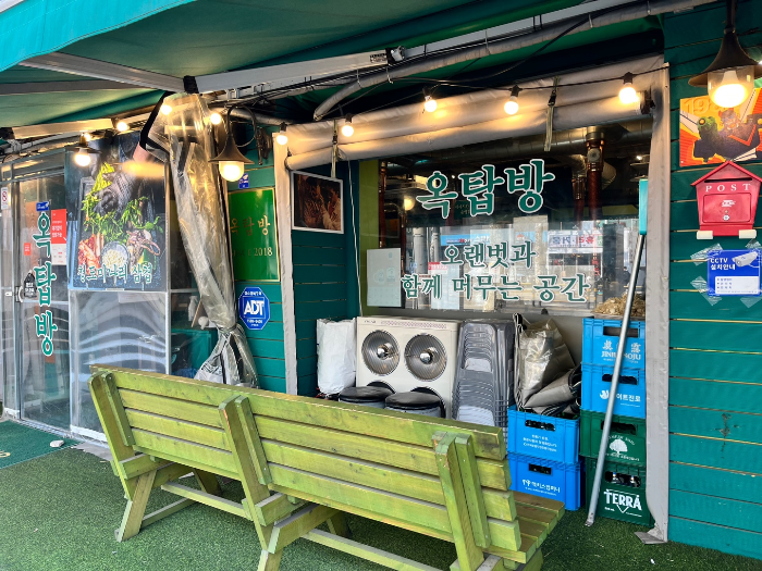 캠핑장 같은 외부 모습