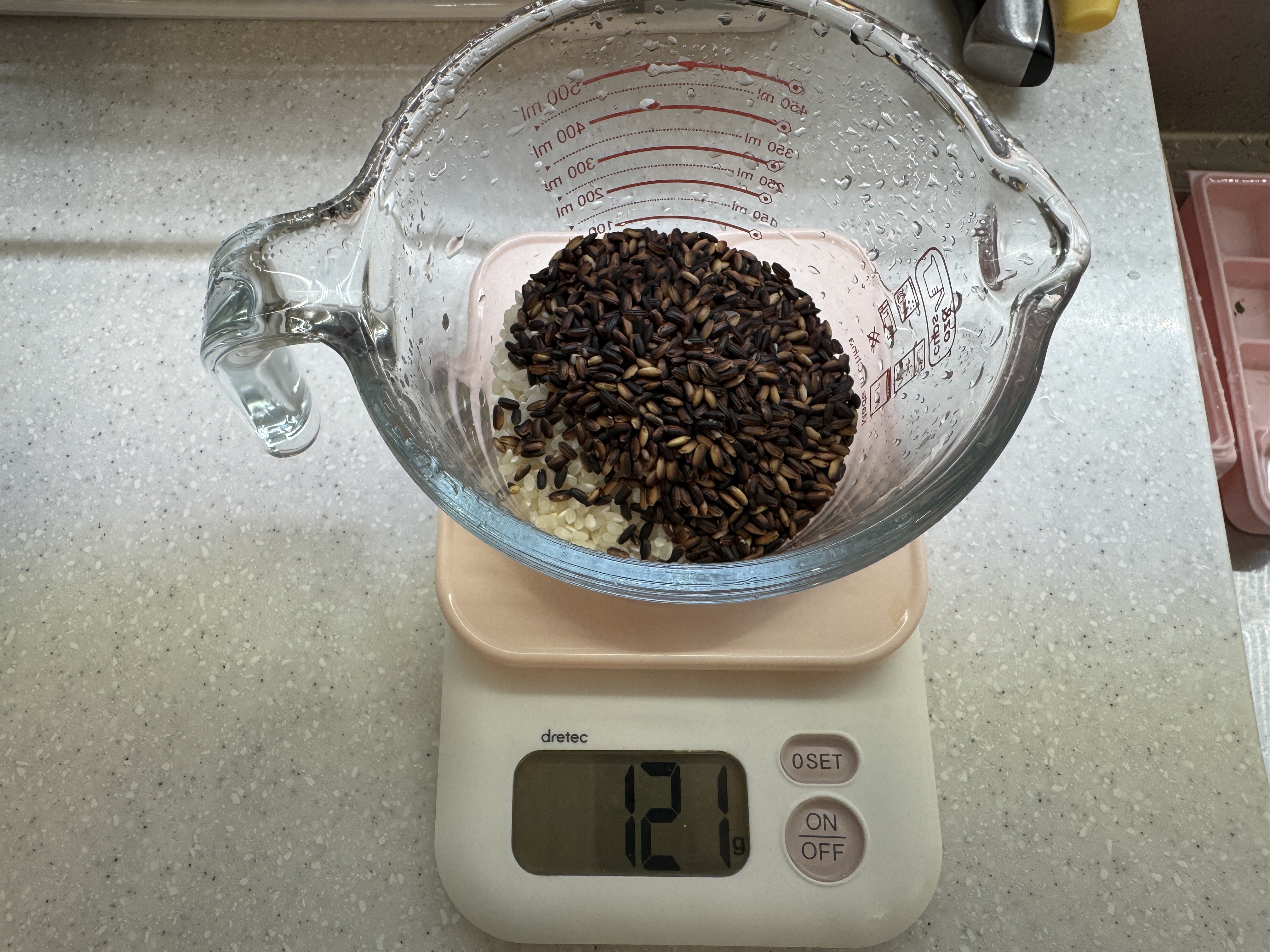 쌀 90g과 흑미30g 계량한 사진