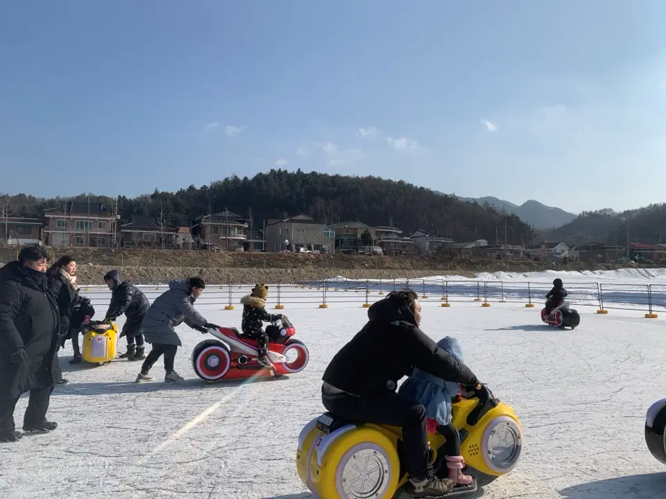 눈의-축제-얼음판-위의-바이크-타는-사람들